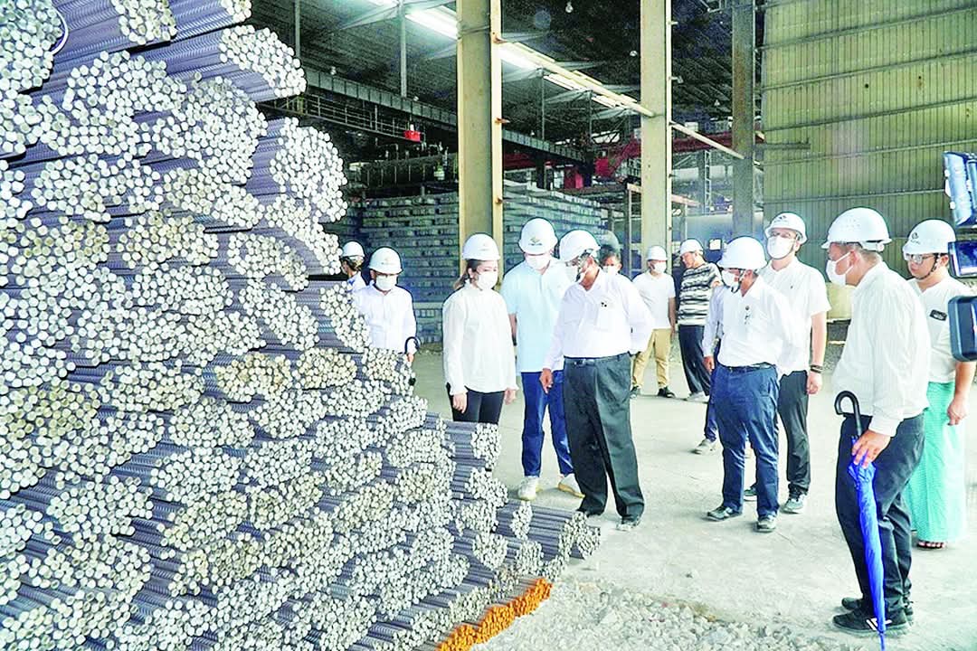 နေပြည်တော် ဧပြီ ၂၆ စက်မှုဝန်ကြီးဌာန ပြည်ထောင်စုဝန်ကြီး ဒေါက်တာချာလီသန်းသည် ယနေ့နံနက်ပိုင်းတွင် မန္တလေးတိုင်းဒေသကြီး စီးပွားရေးရာဝန်ကြီး ဦးသိန်းဌေးနှင့်အတူ မန္တလေးတိုင်းဒေသကြီး မြစ်သားမြို့နယ်ရှိ အမှတ်(၇) အထည်စက်ရုံ(မြစ်သား)၊ ကျောက်ဆည်မြို့နယ်ရှိ ဆေးဝါးစက်ရုံ (အင်ရောင်း)တို့သို့ရောက်ရှိပြီး စက်ရုံပြန်လည်လည်ပတ်နိုင်ရေးအတွက် ဆောင်ရွက်နေမှုနှင့် ပြုပြင်ပြင်ဆင်မှုလုပ်ငန်းများ ဆောင်ရွက်နေမှုအခြေအနေတို့ကို လှည့်လည်ကြည့်ရှုစစ်ဆေး သည်။ ထိုသို့ကြည့်ရှုစဉ် ပြည်ထောင်စုဝန်ကြီးက ထိခိုက်ပျက်စီးမှုများနှင့်ပတ်သက်၍ စိစစ်အကဲ