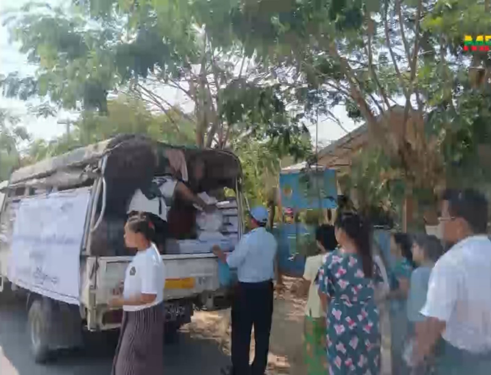 ဈေးကားများဖြင့်ရောင်းချ