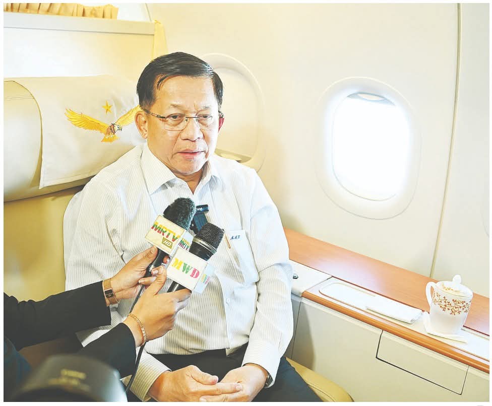 ဗိုလ်ချုပ်မှူးကြီး မင်းအောင်လှိုင် အထူးလေယာဉ်ပေါ်၌ မီဒီယာများ၏ မေးမြန်းမှုများကို ပြန်လည်ဖြေကြား