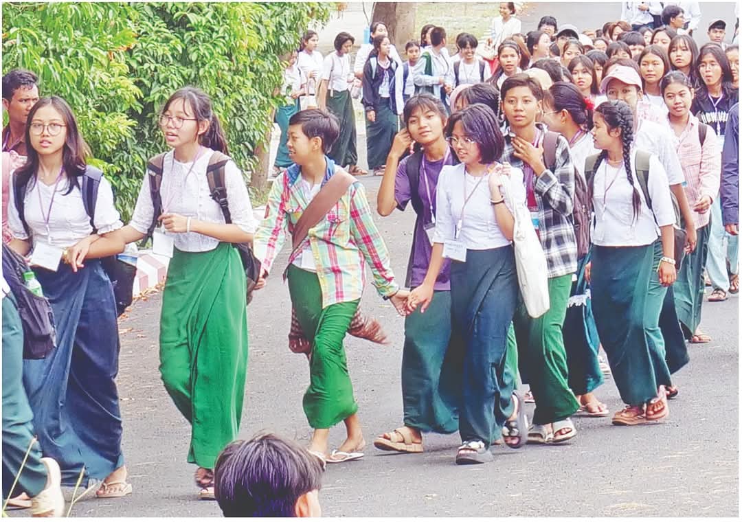 ကျောင်းသားများပျော်ရွှင်စွာသင်ယူ
