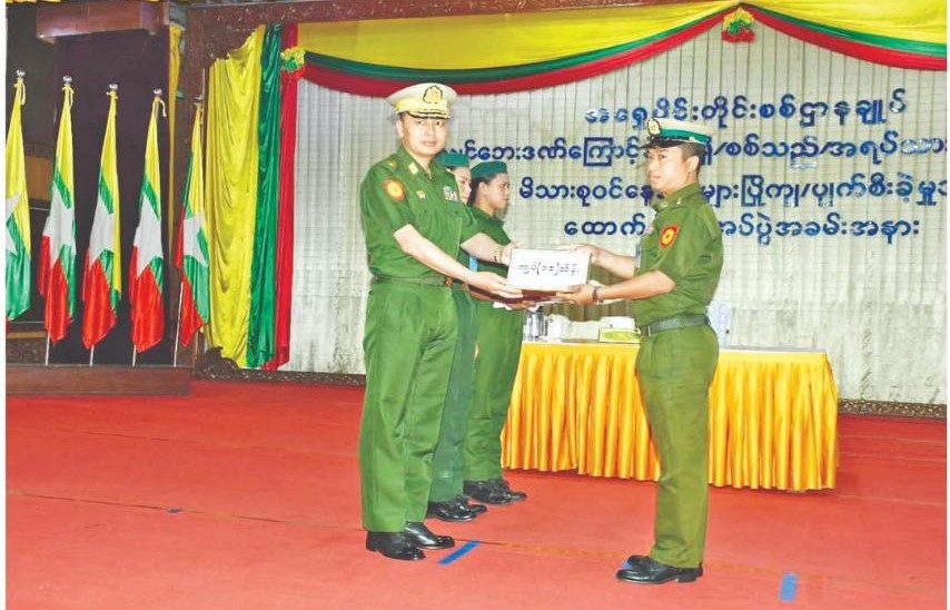 မြေငလျင်ဒဏ်ကြောင့် နေအိမ်များ ပြိုကျပျက်စီးခဲ့သည့် အရာရှိ၊ စစ်သည်၊ အရပ်သားဝန်ထမ်းများအား ထောက်ပံ့ငွေများ ပေးအပ်