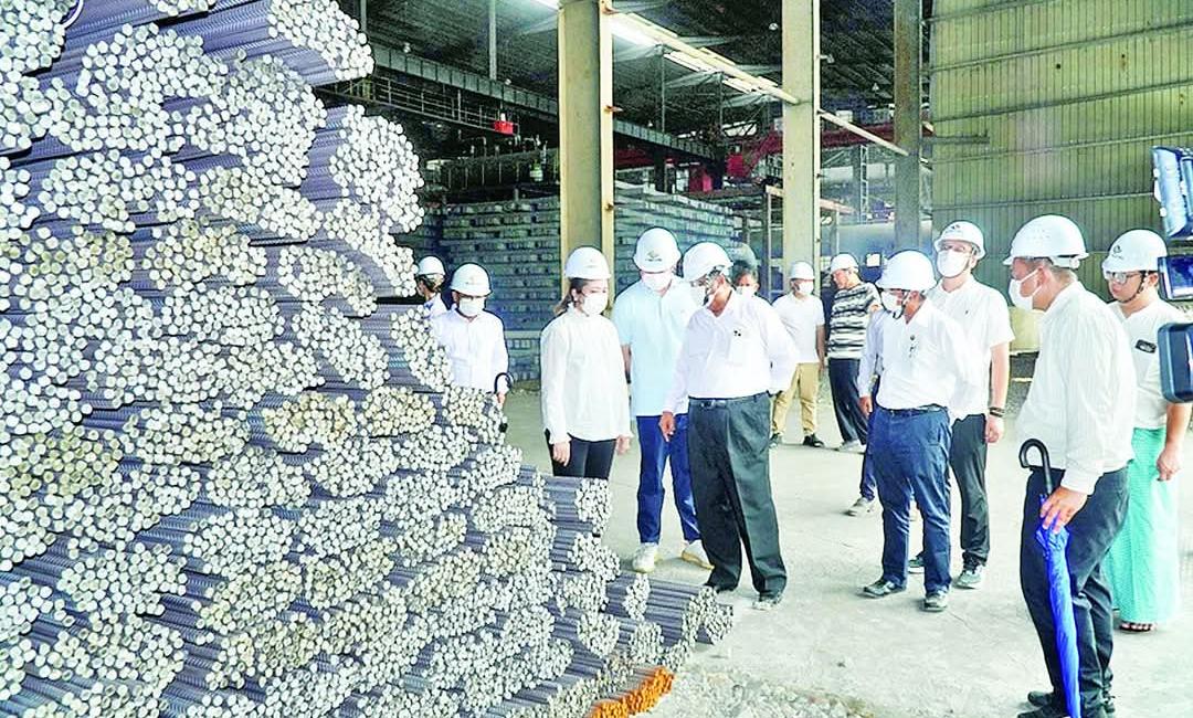 နေပြည်တော် ဧပြီ ၂၆ စက်မှုဝန်ကြီးဌာန ပြည်ထောင်စုဝန်ကြီး ဒေါက်တာချာလီသန်းသည် ယနေ့နံနက်ပိုင်းတွင် မန္တလေးတိုင်းဒေသကြီး စီးပွားရေးရာဝန်ကြီး ဦးသိန်းဌေးနှင့်အတူ မန္တလေးတိုင်းဒေသကြီး မြစ်သားမြို့နယ်ရှိ အမှတ်(၇) အထည်စက်ရုံ(မြစ်သား)၊ ကျောက်ဆည်မြို့နယ်ရှိ ဆေးဝါးစက်ရုံ (အင်ရောင်း)တို့သို့ရောက်ရှိပြီး စက်ရုံပြန်လည်လည်ပတ်နိုင်ရေးအတွက် ဆောင်ရွက်နေမှုနှင့် ပြုပြင်ပြင်ဆင်မှုလုပ်ငန်းများ ဆောင်ရွက်နေမှုအခြေအနေတို့ကို လှည့်လည်ကြည့်ရှုစစ်ဆေး သည်။ ထိုသို့ကြည့်ရှုစဉ် ပြည်ထောင်စုဝန်ကြီးက ထိခိုက်ပျက်စီးမှုများနှင့်ပတ်သက်၍ စိစစ်အကဲ