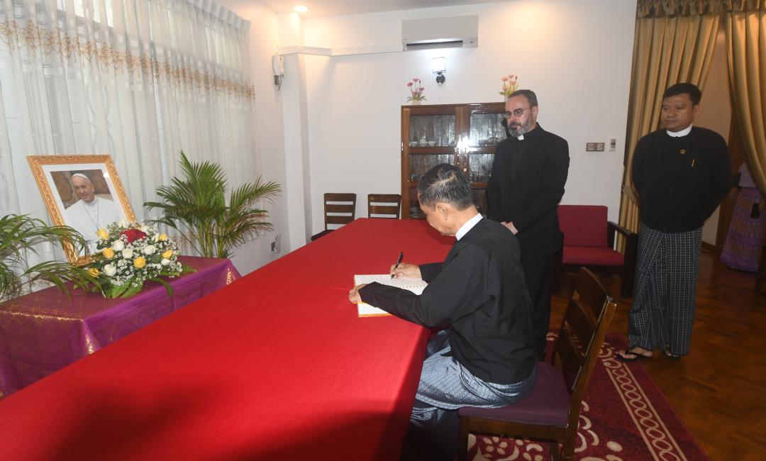 ပြည်ထောင်စုဝန်ကြီး ဦးကိုကိုလှိုင် ပုပ်ရဟန်း မင်းကြီးဖရန်စစ် ကွယ်လွန်သွားခဲ့ခြင်းအတွက် ဝမ်းနည်းကြောင်းမှတ်တမ်းစာအုပ်တွင် လက်မှတ်ရေးထိုး