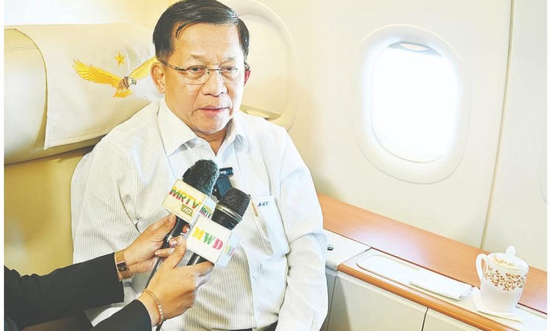ဗိုလ်ချုပ်မှူးကြီး မင်းအောင်လှိုင် အထူးလေယာဉ်ပေါ်၌ မီဒီယာများ၏ မေးမြန်းမှုများကို ပြန်လည်ဖြေကြား