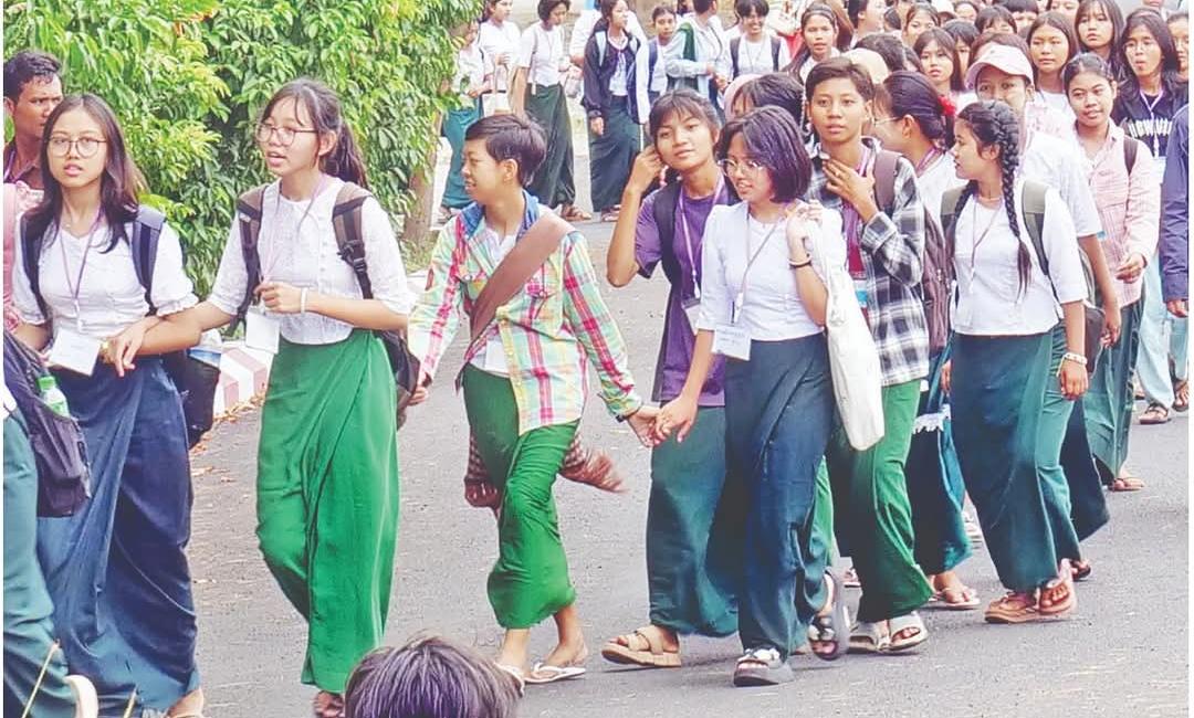 ကျောင်းသားများပျော်ရွှင်စွာသင်ယူ
