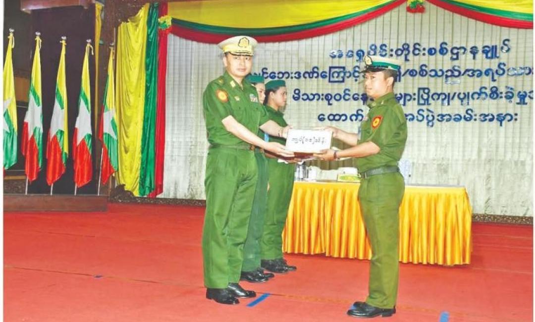 မြေငလျင်ဒဏ်ကြောင့် နေအိမ်များ ပြိုကျပျက်စီးခဲ့သည့် အရာရှိ၊ စစ်သည်၊ အရပ်သားဝန်ထမ်းများအား ထောက်ပံ့ငွေများ ပေးအပ်